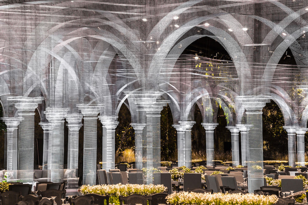 Edoardo Tresoldi - ARCHETIPO installation temporaire - collaboration avec le studio de Dubai Designlab Experience - Evénement royal privé - Abu Dhabi, United Arab Emirates - grillage métallique - 2017