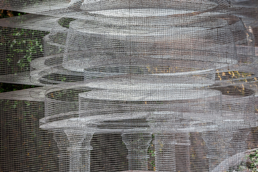 Edoardo Tresoldi - ARCHETIPO installation temporaire - collaboration avec le studio de Dubai Designlab Experience - Evénement royal privé - Abu Dhabi, United Arab Emirates - grillage métallique - 2017